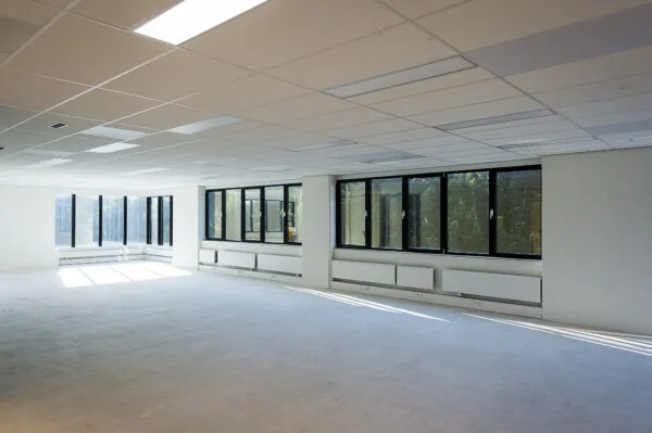 Lichte, lege kantoorruimte aan de Max Euwelaan met grote ramen en systeemplafond.